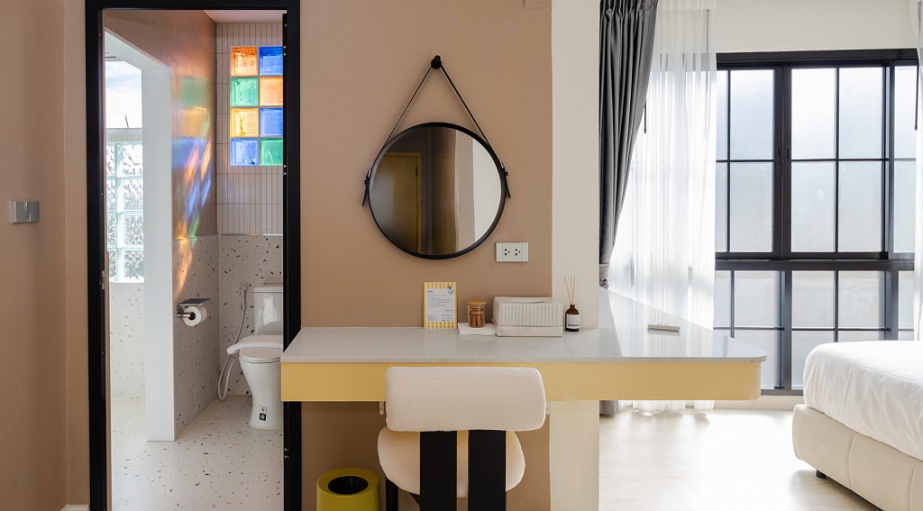 Laa Laa Deluxe King Bed Room